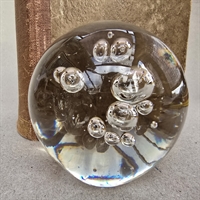 klar-glaskugle-bobler-i-gammel-brevpresse-Sverige